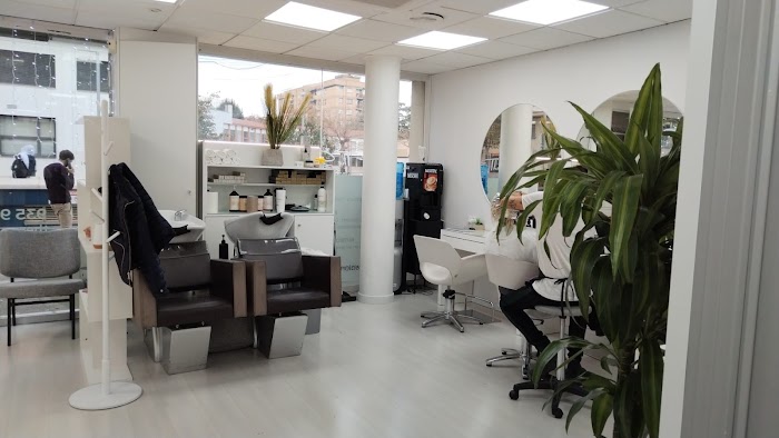 1740279761 991 photo Belleza y Bienestar Salón 2025