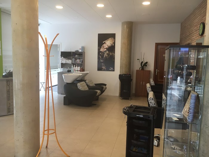 1740910071 624 photo Avanti Perruquers