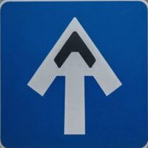 senal de trafico azul con flecha blanca y8FlkPF3QtGAYzGVgjodsw QoginhTxR y2IilW8ac0NA