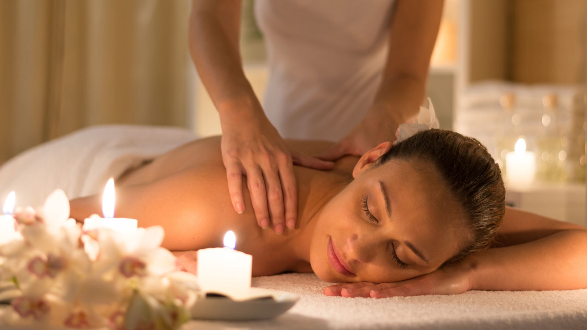 Diferencias entre masaje descontracturante y relajante en Oviedo