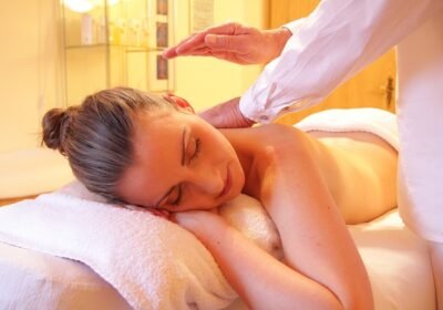 masaje relajante terapeutico. masaje a mujer rubia
