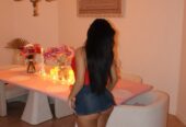 Una mujer deslumbrante te espera en un entorno muy tranquilo.