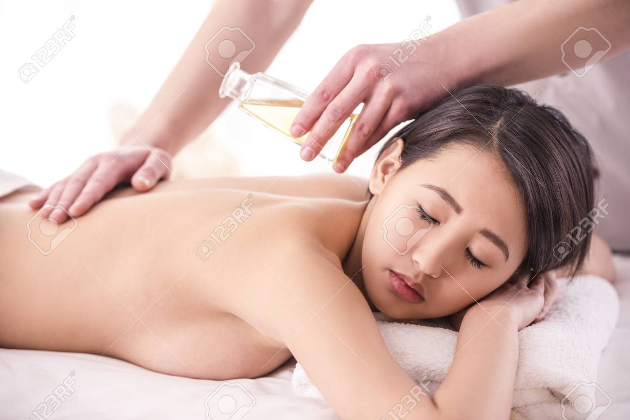 DOY MASAJES RELAJANTES A MUJERES EN MADRID CAPITAL 20€/HORA
